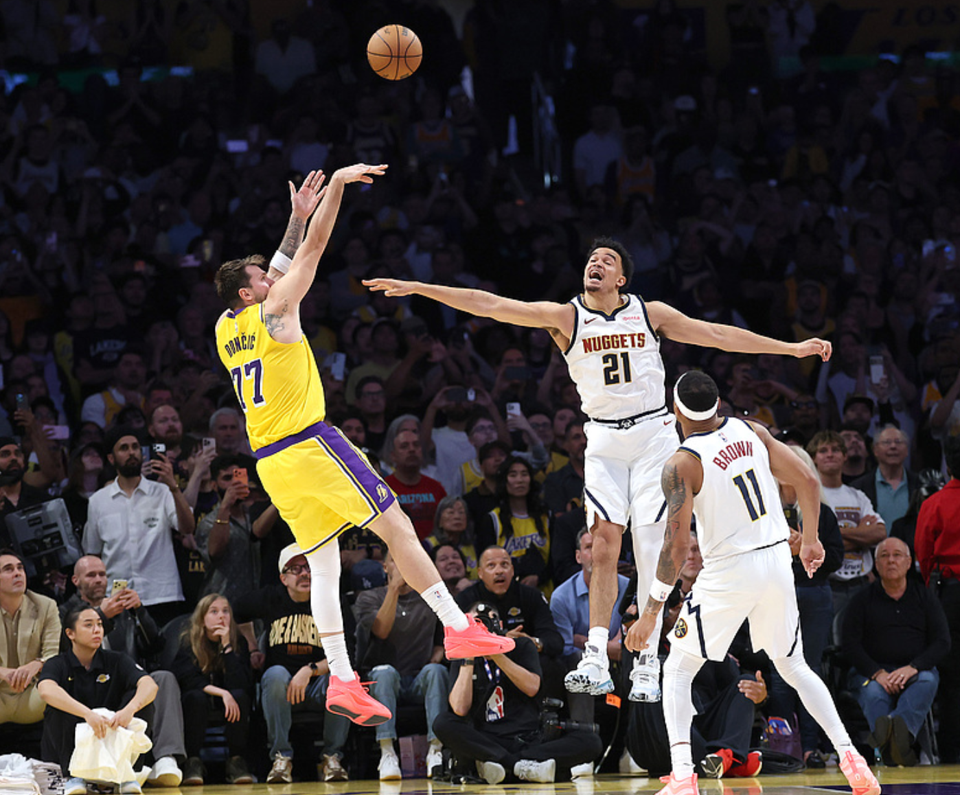 开云APP-西部排名又变了：湖人创NBA奇迹，勇士收大礼，4队排名互换