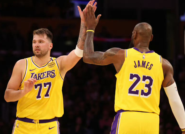 kaiyun-里皇32分7板6助+绝平！卢卡30分11板13助+绝杀！湖人王炸逆天改命